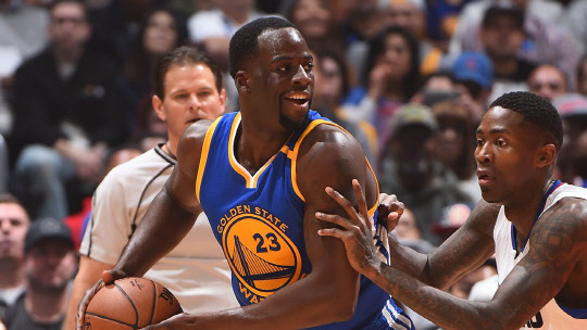 8일 열린 미국프로농구(NBA) 골든스테이트 워리어스와 LA 클리퍼스간의 경기에서 워리어스의 드레이먼드 그린(왼쪽)이 클리퍼스 자말 크로포드의 수비를 피해 공격 기회를 엿보고 있다. 사진=골든스테이트 워리어스 트위터